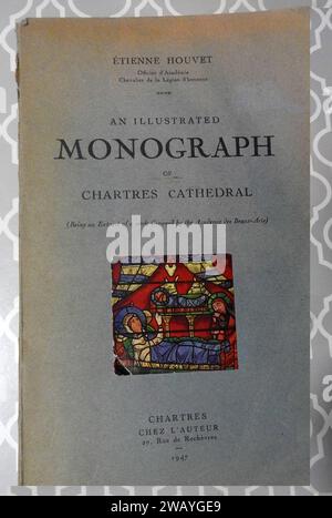 Kathedrale von Chartres, Frankreich i- 1947 Cover des touristischen Reiseführers der Kathedrale von Chartes.-Cathédrale de Chartres, France en Couverture de 1947 du Guide touristique de la cathédrale de Chartres. (en anglais) Stockfoto