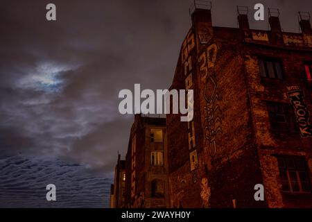 Altbau Deutschland, Berlin, 25.12.2023, Vollmond über den Hinterhausflügeln der Kopenhagener Straße / Sonnenburger Straße, Â *** Altbau Deutschland, Berlin, 25 12 2023, Vollmond über den Hinterflügeln der Kopenhagener Straße Sonnenburger Straße, Â Stockfoto