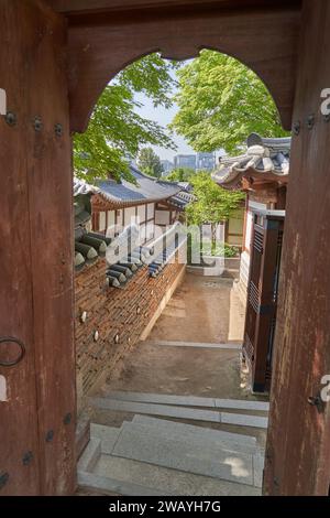 Türen im Garten des Beak Inje House, einem traditionellen koreanischen Haus einer wohlhabenden Familie, Bukchon Village, Seoul, Südkorea Stockfoto