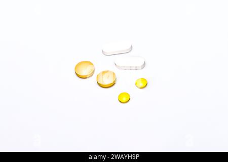 Gelbe und weiße Pillen isoliert auf weiß Stockfoto