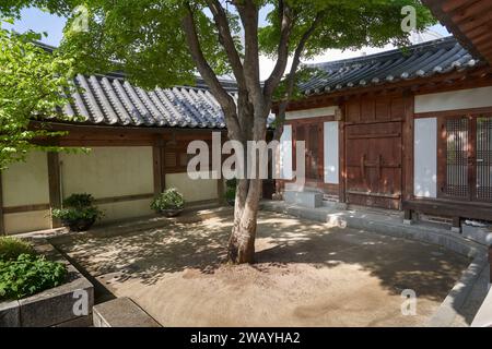 Internes Gericht des Beak Inje House, ein traditionelles koreanisches Haus einer wohlhabenden Familie, Bukchon Village, Seoul, Südkorea Stockfoto