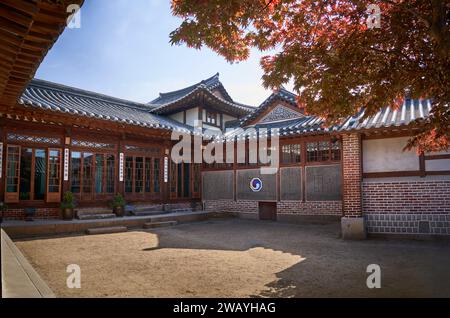 Internes Gericht des Beak Inje House, ein traditionelles koreanisches Haus einer wohlhabenden Familie, Bukchon Village, Seoul, Südkorea Stockfoto