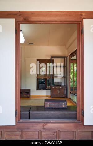 Innenraum eines Zimmers im Beak Inje House, einem traditionellen koreanischen Haus einer wohlhabenden Familie, Bukchon Village, Seoul, Südkorea Stockfoto