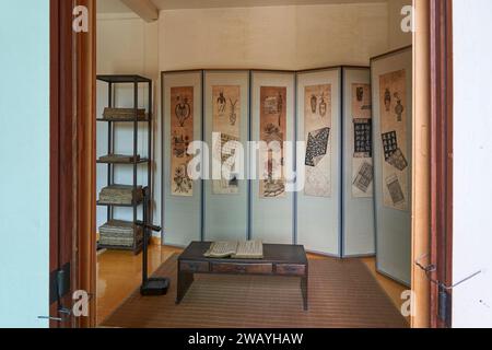 Innenraum eines Zimmers im Beak Inje House, einem traditionellen koreanischen Haus einer wohlhabenden Familie, Bukchon Village, Seoul, Südkorea Stockfoto