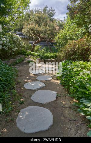 Ein Steinweg im Garten des Beak Inje House, einem traditionellen koreanischen Haus einer wohlhabenden Familie, Bukchon Village, Seoul, Südkorea Stockfoto