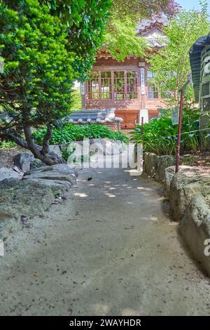 Ein Pfad im Garten des Beak Inje House, einem traditionellen koreanischen Haus einer wohlhabenden Familie, Bukchon Village, Seoul, Südkorea Stockfoto