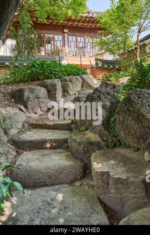 Eine Steintreppe im Garten des Beak Inje House, einem traditionellen koreanischen Haus einer wohlhabenden Familie, Bukchon Village, Seoul, Südkorea Stockfoto