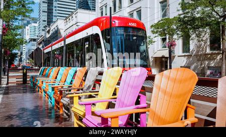 Straßenblick auf die neue TTC-Straßenbahn von Bombardier auf der King Street in Toronto. New Toronto Transit Commission Straßenbahn auf den Straßen von Toronto. Toronto, Kanada Stockfoto