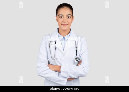 Selbstbewusster junger kaukasischer Jahrtausendarzt mit weißem Mantel und Stethoskop Stockfoto