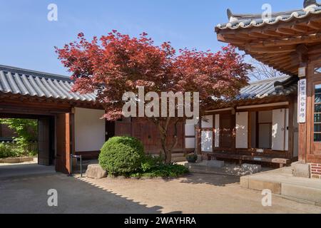 Internes Gericht des Beak Inje House, ein traditionelles koreanisches Haus einer wohlhabenden Familie, Bukchon Village, Seoul, Südkorea Stockfoto