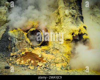 Rauchpfeifen für den Schwefelbergbau am Kawah Ijen Vulkan Stockfoto