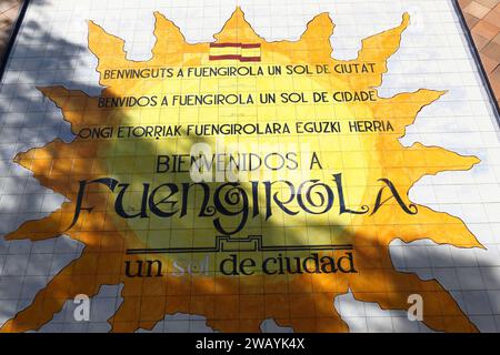 Keramikfliesen auf Katalanisch, galizisch, Baskisch und Spanisch, das sagt Wellcome nach Fuengirola, einer Sonne der Stadt. Stockfoto