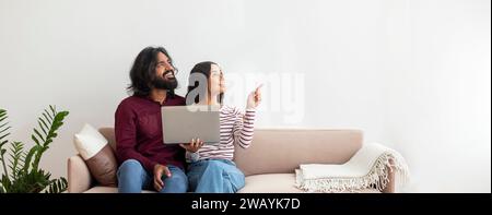 Millennials indianerpaar mit Laptop zu Hause Stockfoto