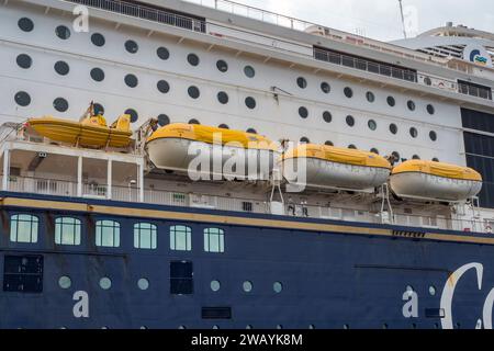 Lebensboote auf dem Color Fantasy Kreuzfahrtschiff (Color Line Cruises) liegen im Hafen in Kiel. Stockfoto