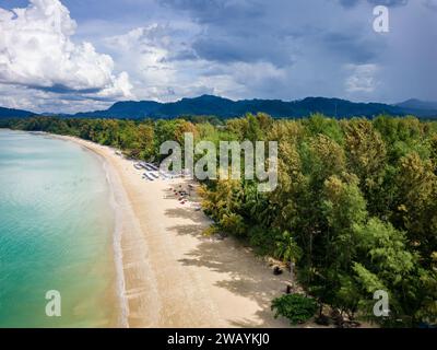Aus der Vogelperspektive auf einen wunderschönen tropischen Sandstrand und das flache, warme Meer Stockfoto