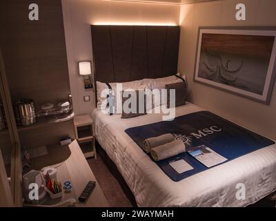 Allgemeiner Blick auf eine Innenkabine (Zimmer für eine Person namens „Studio Interior“ auf dem Ticket) auf der MSC Euribia Segeln in Nordeuropa (23. Juli). Stockfoto