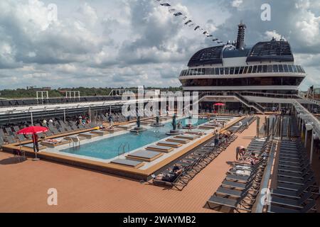 Tagsüber Blick auf die Hauptterrasse des Pools (The Atmosphere Pool) auf dem MSC Euribia Segeln in Nordeuropa (23. Juli). Stockfoto