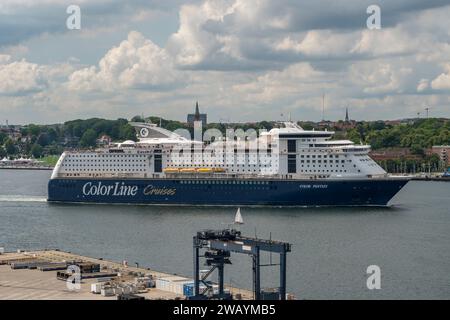 Das Kreuzfahrtschiff Color Fantasy (Color Line Crusies) verlässt den Hafen in Kiel. Stockfoto