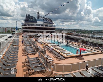 Tagsüber Blick auf die Hauptterrasse des Pools (The Atmosphere Pool) auf dem MSC Euribia Segeln in Nordeuropa (23. Juli). Stockfoto