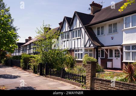 Großbritannien, England, London, Ealing, charakteristische Mock-Tudor-Häuser entlang der Princes Gardens Stockfoto