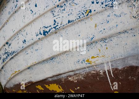 Verlassenes hölzernes Fischerboot. Sichtbar verschiedene Farben des alten Gemäldes: Gelb, braun, blau, weiß. Roda, Korfu, Griechenland. Stockfoto