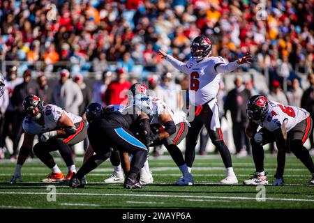 Charlotte, NC, USA. Januar 2024. Tampa Bay Buccaneers Quarterback Baker Mayfield (6) ändert das Spiel gegen die Carolina Panthers im NFL Matchup in Charlotte, NC. (Scott Kinser/Cal Sport Media). Quelle: csm/Alamy Live News Stockfoto