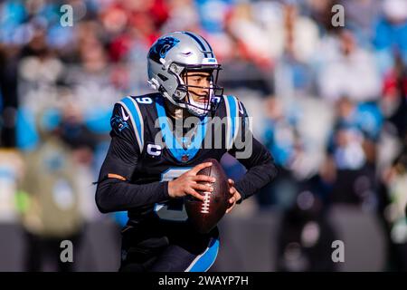 Charlotte, NC, USA. Januar 2024. Carolina Panthers Quarterback Bryce Young (9) spielt mit dem Ball gegen die Tampa Bay Buccaneers im NFL Matchup in Charlotte, NC. (Scott Kinser/Cal Sport Media). Quelle: csm/Alamy Live News Stockfoto