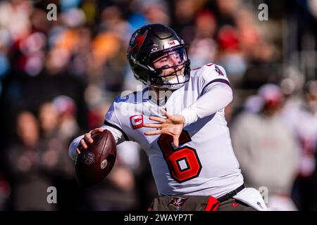 Charlotte, NC, USA. Januar 2024. Tampa Bay Buccaneers Quarterback Baker Mayfield (6) wirft gegen die Carolina Panthers im NFL Matchup in Charlotte, NC. (Scott Kinser/Cal Sport Media). Quelle: csm/Alamy Live News Stockfoto