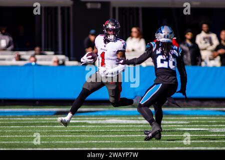 Charlotte, NC, USA. Januar 2024. Tampa Bay Buccaneers Running Back Rachaad White (1) tritt im NFL-Matchup in Charlotte, NC, gegen die Carolina Panthers an. (Scott Kinser/Cal Sport Media). Quelle: csm/Alamy Live News Stockfoto