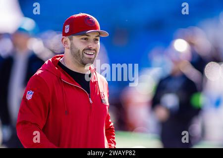 Charlotte, NC, USA. Januar 2024. Tampa Bay Buccaneers Quarterback Baker Mayfield (6) während der Aufwärmphase vor dem NFL-Matchup gegen die Carolina Panthers in Charlotte, NC. (Scott Kinser/Cal Sport Media). Quelle: csm/Alamy Live News Stockfoto