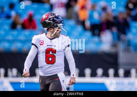 Charlotte, NC, USA. Januar 2024. Tampa Bay Buccaneers Quarterback Baker Mayfield (6) im NFL-Matchup gegen die Carolina Panthers in Charlotte, NC. (Scott Kinser/Cal Sport Media). Quelle: csm/Alamy Live News Stockfoto