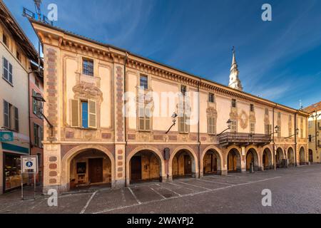 Carignano, Turin, Italien - 18. November 2023: Blick auf das alte ehemalige Rathaus auf der Piazza San Giovanni Stockfoto