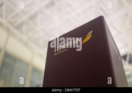 Santiago Del Monte, Spanien. Januar 2024. Santiago del Monte, Spanien, 5. Januar 2024: Ein Schild mit dem Iberia-Logo während des Streiks der iberischen Handwerker am 5. Januar 2024 in Santiago del Monte, Spanien. (Foto: Alberto Brevers/Pacific Press/SIPA USA) Credit: SIPA USA/Alamy Live News Stockfoto