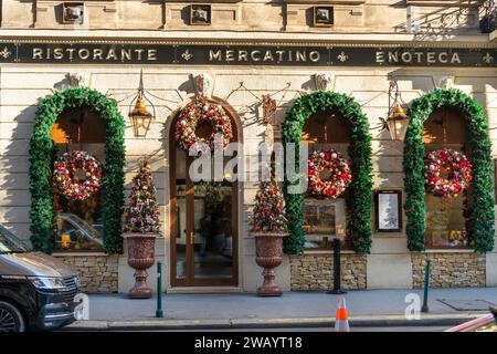 Straßenfront eines italienischen Restaurants mit Weihnachtsdekoration in Budapest am 18. Dezember 2023. Stockfoto