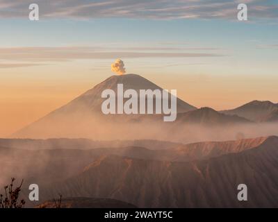 Blick auf die Vulkane Bromo und Semeru, Java, Indonesien Stockfoto