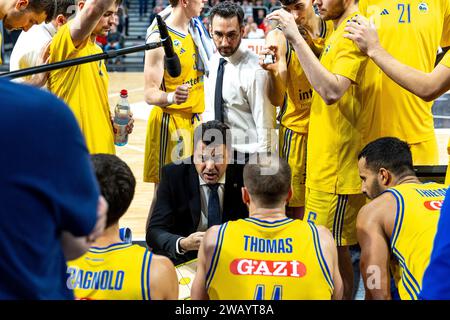 Bamberg, Deutschland. Januar 2024. Israel Gonzalez (ALBA Berlin, Trainer), Auszeit, Bamberg Baskets vs. ALBA Berlin, Basketball, easyCredit BBL, 15. Spieltag, 07.01.2024 Foto: Eibner-Pressefoto/Guener Santemiz Credit: dpa/Alamy Live News Stockfoto