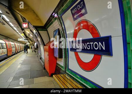 London, Großbritannien. Januar 2024. Ein U-Bahn-Streik von Mitgliedern der Rail, Maritime and Transport Union (RMT) wurde in letzter Minute nach weiteren Verhandlungen mit Transport for London (TfL) abgesagt. Die Streiks sollten zu Störungen im gesamten Netzwerk führen, nachdem die Arbeiter die Lohnerhöhung um 5 % abgelehnt hatten. Die Passagiere sollen morgen noch mit Verspätungen rechnen. Quelle: Eleventh Photography/Alamy Live News Stockfoto