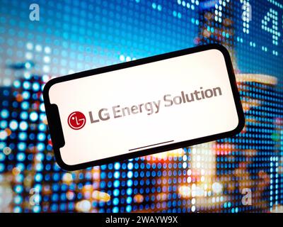 Konskie, Polen – 07. Januar 2024: Das Firmenlogo von LG Energy Solution wird auf dem Bildschirm des Mobiltelefons angezeigt Stockfoto