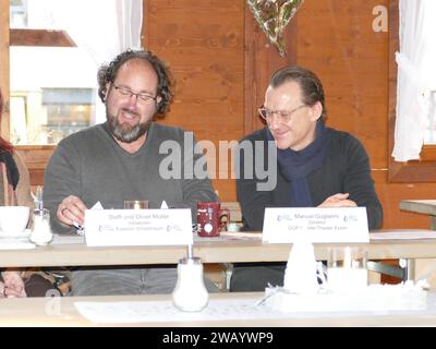 Maskottchen für Essener Wintertraum heisst Kufen-Kenny und wurde von einer Jury, die aus der 1. Bürgermeisterin der Stadt Essen Julia Jacob, Manuel Guglielmi, Direktor des GOP VarietÃ -Theater Essen und Steffi & Oliver Müller, Initiatoren des Essener Wintertraum bestand, ausgewählt. Veranstaltungsfläche entsteht nicht nur die größte Eisfläche in NRW, sondern die erste und einzige auf zwei Ebenen in Deutschland. Daneben mehrere Eistockbahnen und das größte mobile Etagencafe Deutschlands. Das Winterevent in der Essener Innenstadt ist vom 12. Januar bis 10. März 2024 - Foto K Stockfoto