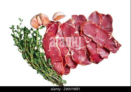 In Scheiben geschnittenes, geröstetes Rindfleisch mit Kräutern. Isoliert auf weißem Hintergrund, Draufsicht Stockfoto