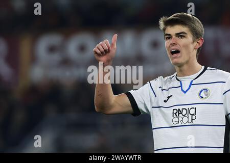 Rom, Italie. Januar 2024. Charles de Ketelaere von Atalanta gibt den Daumen hoch während des italienischen Meisterschaftsspiels Serie A zwischen AS Roma und Atalanta BC am 7. Januar 2024 im Stadio Olimpico in Rom, Italien - Foto Federico Proietti/DPPI Credit: DPPI Media/Alamy Live News Stockfoto