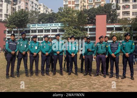 Dhaka, Bangladesch. Januar 2024. Bangladeschs Polizeibeamte stehen während der 12. Nationalparlamentarwahlen auf der Hut. Quelle: SOPA Images Limited/Alamy Live News Stockfoto