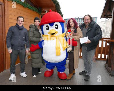 Maskottchen für Essener Wintertraum heisst Kufen-Kenny und wurde von einer Jury, die aus der 1. Bürgermeisterin der Stadt Essen Julia Jacob, Manuel Guglielmi, Direktor des GOP VarietÃ -Theater Essen und Steffi & Oliver Müller, Initiatoren des Essener Wintertraum bestand, ausgewählt. Veranstaltungsfläche entsteht nicht nur die größte Eisfläche in NRW, sondern die erste und einzige auf zwei Ebenen in Deutschland. Daneben mehrere Eistockbahnen und das größte mobile Etagencafe Deutschlands. Das Winterevent in der Essener Innenstadt ist vom 12. Januar bis 10. März 2024 - Foto K Stockfoto