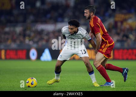 Rom, Italie. Januar 2024. Ederson von Atalanta wetteift mit Bryan Cristante von Roma während des italienischen Meisterschaftsspiels Serie A zwischen AS Roma und Atalanta BC am 7. Januar 2024 im Stadio Olimpico in Rom, Italien - Foto Federico Proietti/DPPI Credit: DPPI Media/Alamy Live News Stockfoto