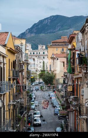 Palermo, Sizilien, Italien, 14. Dezember 2023 - Blick über eine traditionelle Straße mit alten bunten Häusern Stockfoto