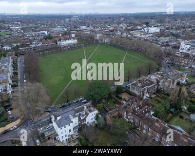 Luftaufnahme von Richmond Green und der TW9 Wohngegend Richmond upon Thames, London, Großbritannien. Stockfoto