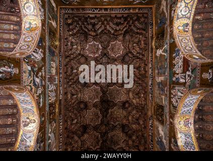 Palermo, Sizilien, Italien, 14. Dezember 2023 - niedriger Blick auf die verzierte Decke der Palatinkapelle im königlichen Palast Stockfoto