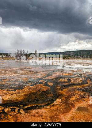 Im Yellowstone-Nationalpark bilden sich Sturmwolken über dem Abfluss von Geysiren Stockfoto