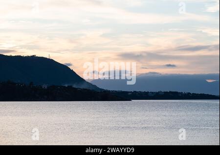 Sonnenuntergang von den Docks über dem Meer und den Bergen des Dorfes Cefalu, Sizilien, Italien Stockfoto