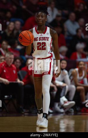 Blacksburg, VA, USA. Januar 2024. Der NC State Wolfpack-Wachmann Saniya Rivers (22) dribbelt den Ball während des NCAA-Basketballspiels zwischen dem NC State Wolfpack und den Virginia Tech Hokies im Cassell Coliseum in Blacksburg, VA. Jonathan Huff/CSM/Alamy Live News Stockfoto